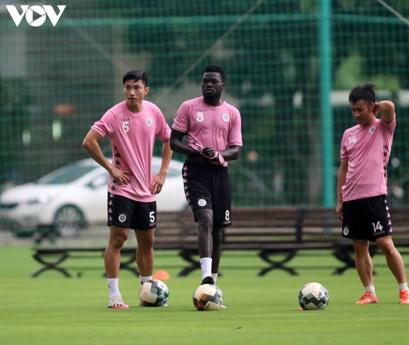 van hau "tuoi roi" trong ngay dau tro lai tap luyen cung ha noi fc hinh 10