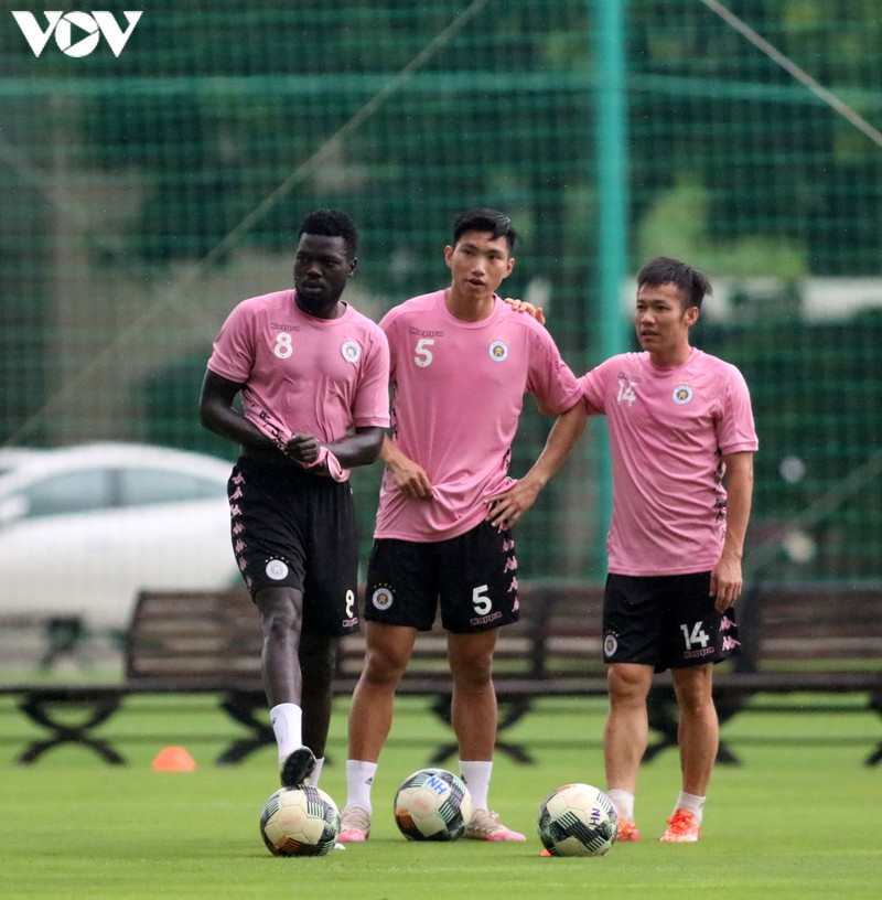 van hau "tuoi roi" trong ngay dau tro lai tap luyen cung ha noi fc hinh 11