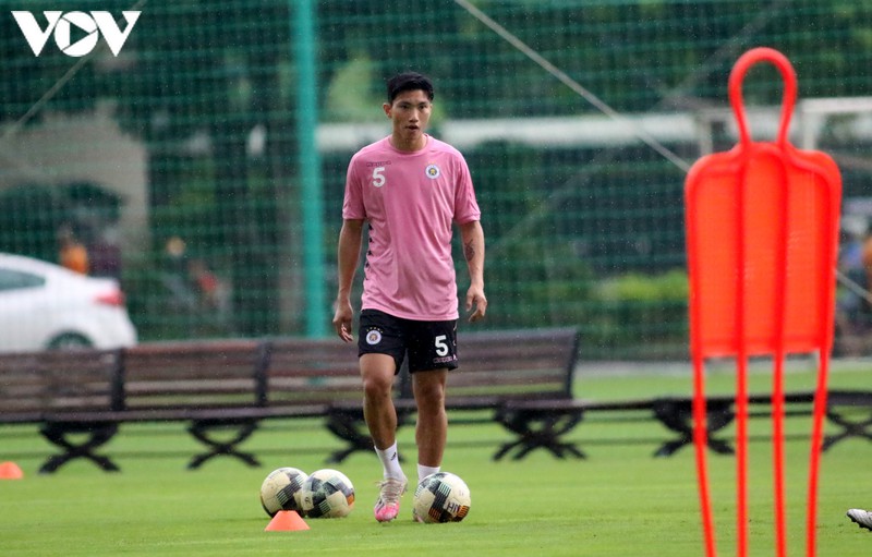 van hau "tuoi roi" trong ngay dau tro lai tap luyen cung ha noi fc hinh 12