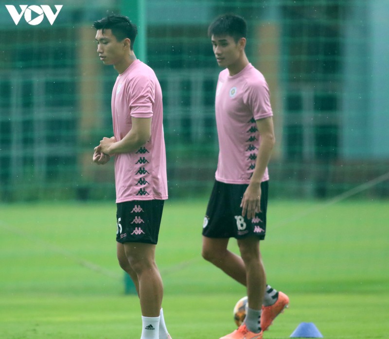 van hau "tuoi roi" trong ngay dau tro lai tap luyen cung ha noi fc hinh 2