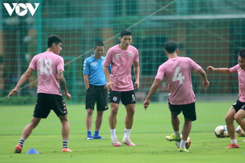 van hau "tuoi roi" trong ngay dau tro lai tap luyen cung ha noi fc hinh 5