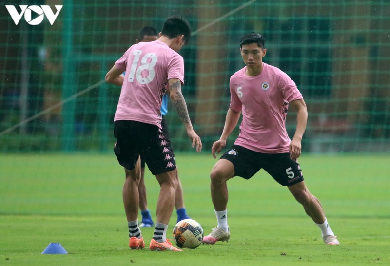 van hau "tuoi roi" trong ngay dau tro lai tap luyen cung ha noi fc hinh 6