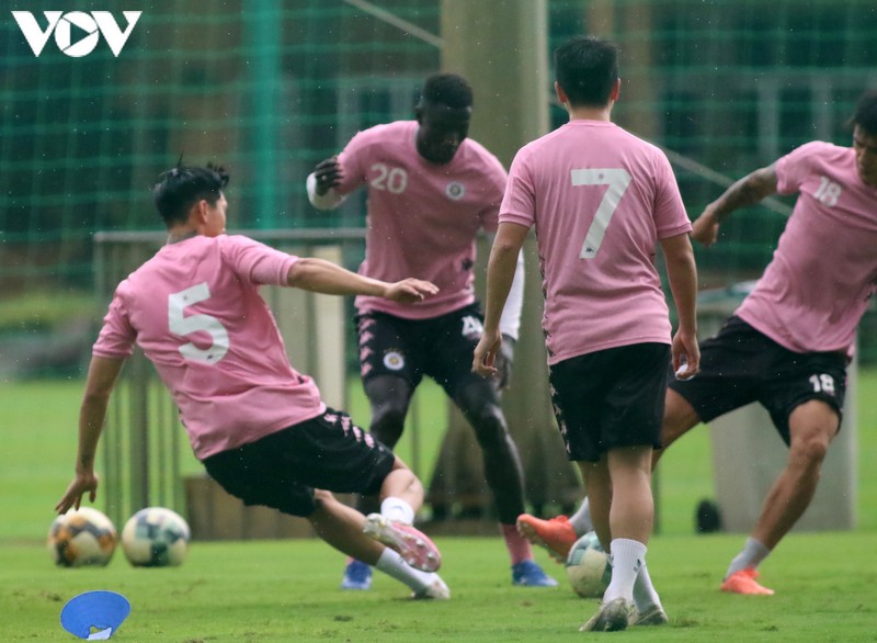 van hau "tuoi roi" trong ngay dau tro lai tap luyen cung ha noi fc hinh 8