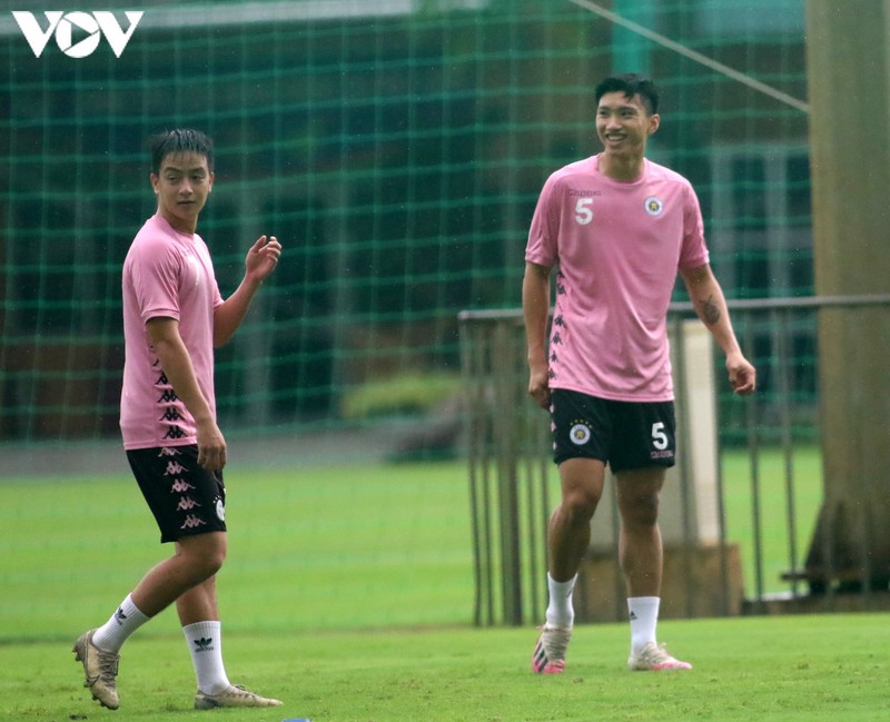 van hau "tuoi roi" trong ngay dau tro lai tap luyen cung ha noi fc hinh 9