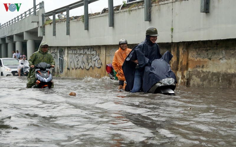 mua ngap duong, nguoi dan tphcm lop ngop giua dong nuoc den ngom hinh 7