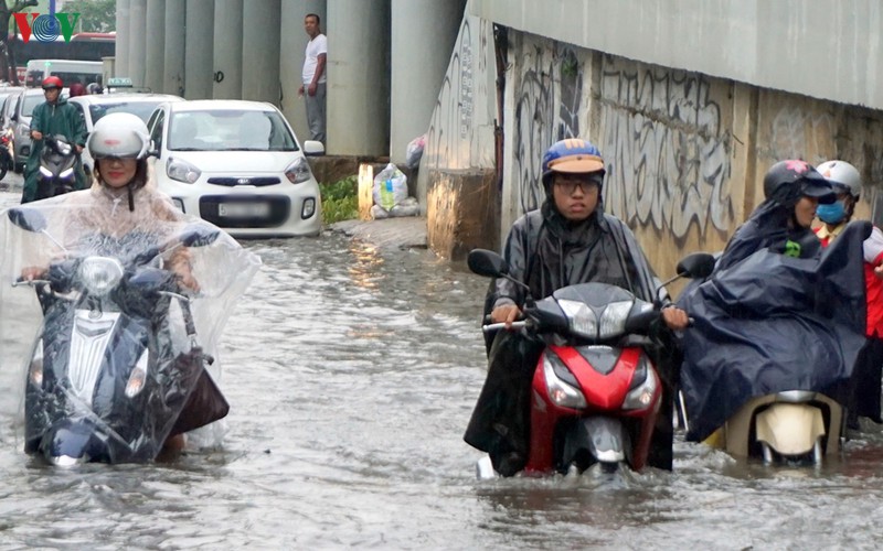 mua ngap duong, nguoi dan tphcm lop ngop giua dong nuoc den ngom hinh 8