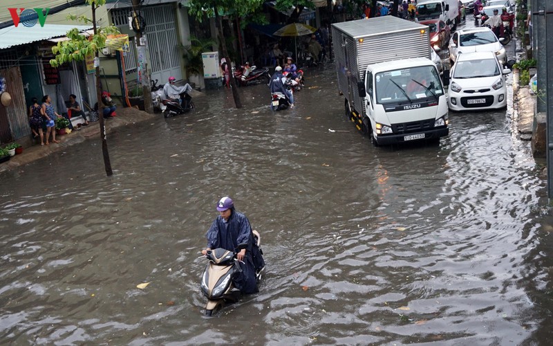 mua ngap duong, nguoi dan tphcm lop ngop giua dong nuoc den ngom hinh 9