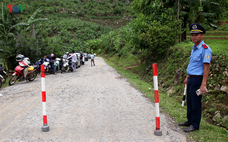 anh: sat truot duong tinh lo, de doa co lap 8 xa bien gioi lai chau hinh 12