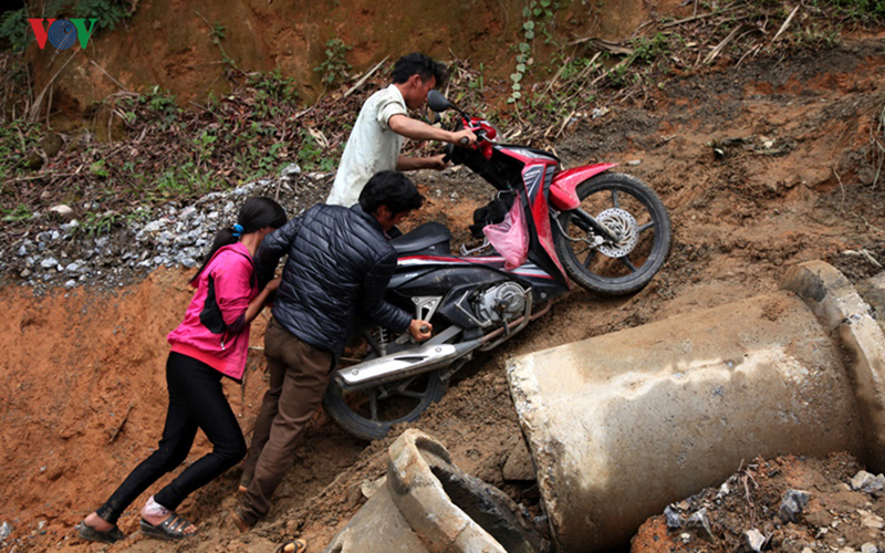 anh: sat truot duong tinh lo, de doa co lap 8 xa bien gioi lai chau hinh 13