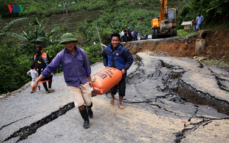 anh: sat truot duong tinh lo, de doa co lap 8 xa bien gioi lai chau hinh 14