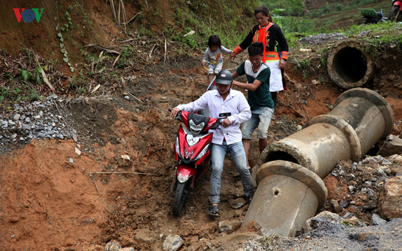 anh: sat truot duong tinh lo, de doa co lap 8 xa bien gioi lai chau hinh 15