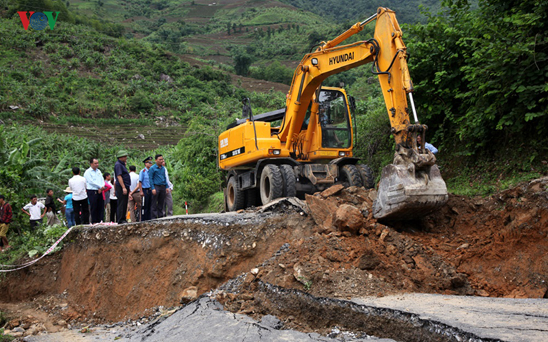 anh: sat truot duong tinh lo, de doa co lap 8 xa bien gioi lai chau hinh 16