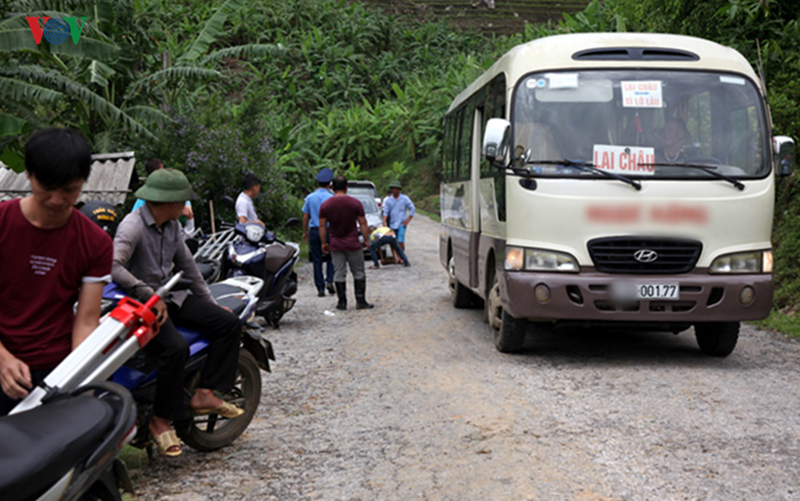 anh: sat truot duong tinh lo, de doa co lap 8 xa bien gioi lai chau hinh 4