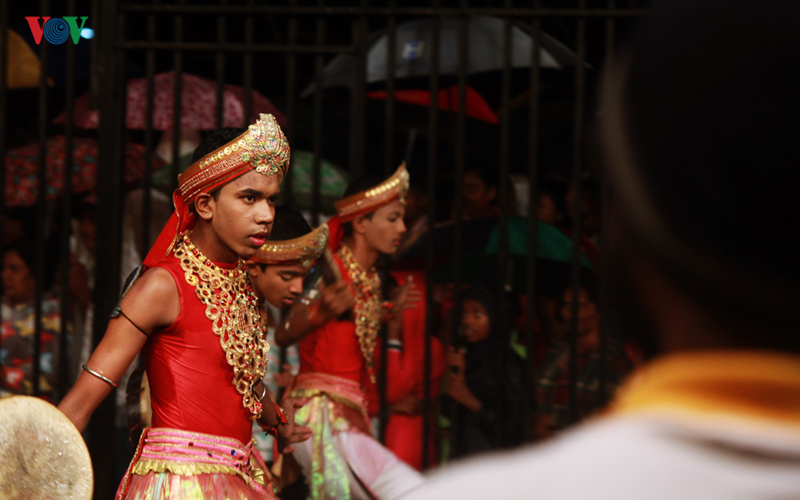 can canh le hoi phat giao lon nhat tai sri lanka hinh 17