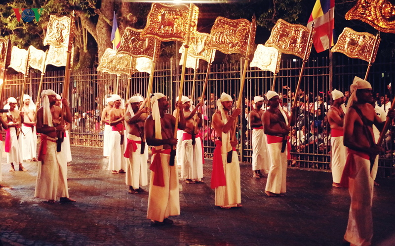 can canh le hoi phat giao lon nhat tai sri lanka hinh 7