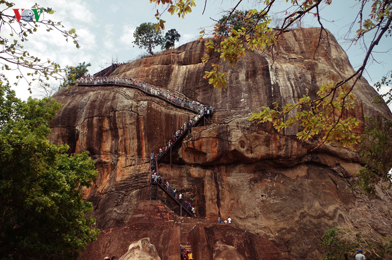 nu cuoi va vi ca ri me hoac du khach quoc te toi sri lanka hinh 21