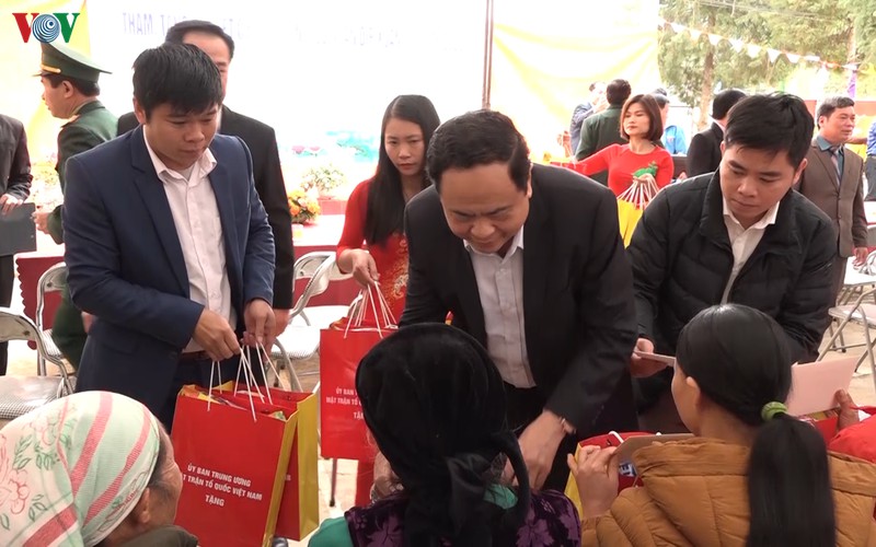 nguoi ngheo o lang son phan khoi vuot hang chuc cay so nhan qua tet hinh 2