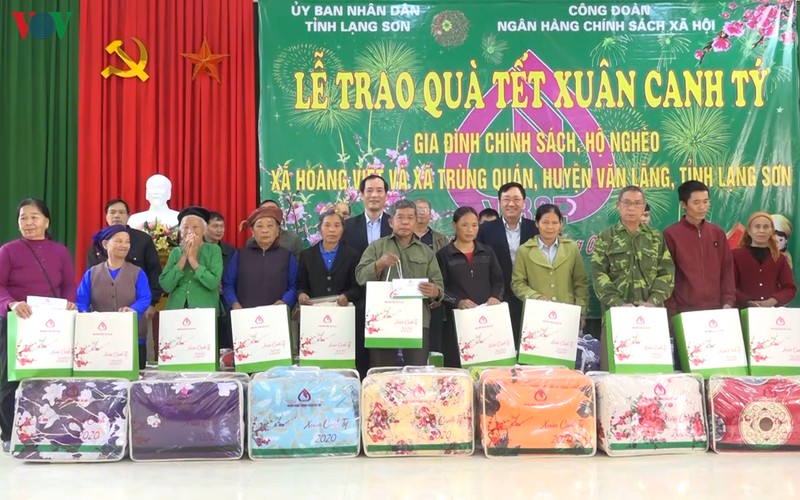 nguoi ngheo o lang son phan khoi vuot hang chuc cay so nhan qua tet hinh 1