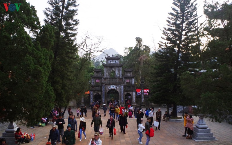 den hen lai len: mung 6 ru nhau di khai hoi chua huong hinh 3