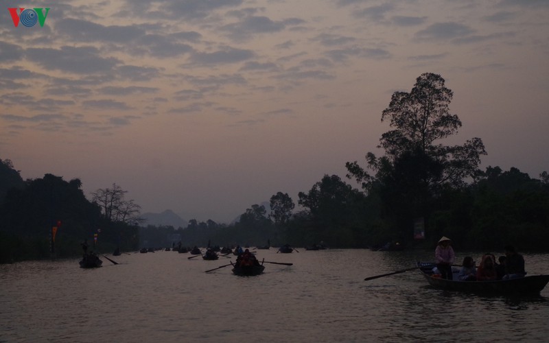 den hen lai len: mung 6 ru nhau di khai hoi chua huong hinh 1