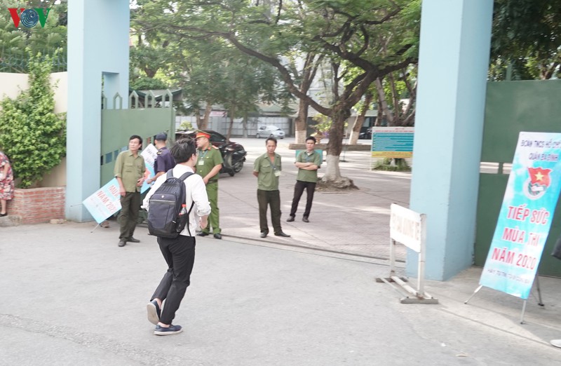 thi sinh, phu huynh hot hai vi di muon, quen giay to thi vao lop 10  hinh 1