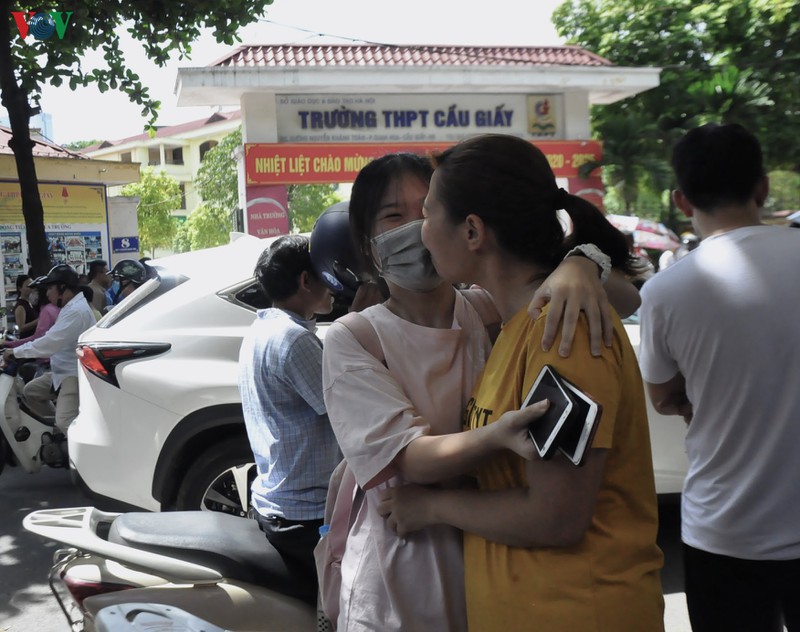 nhung hinh anh an tuong trong 2 ngay thi vao lop 10 thpt tai ha noi hinh 7