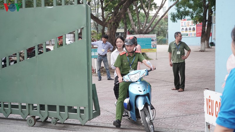 nhung hinh anh an tuong trong 2 ngay thi vao lop 10 thpt tai ha noi hinh 11