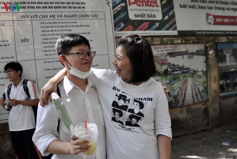 nhung hinh anh an tuong trong 2 ngay thi vao lop 10 thpt tai ha noi hinh 8