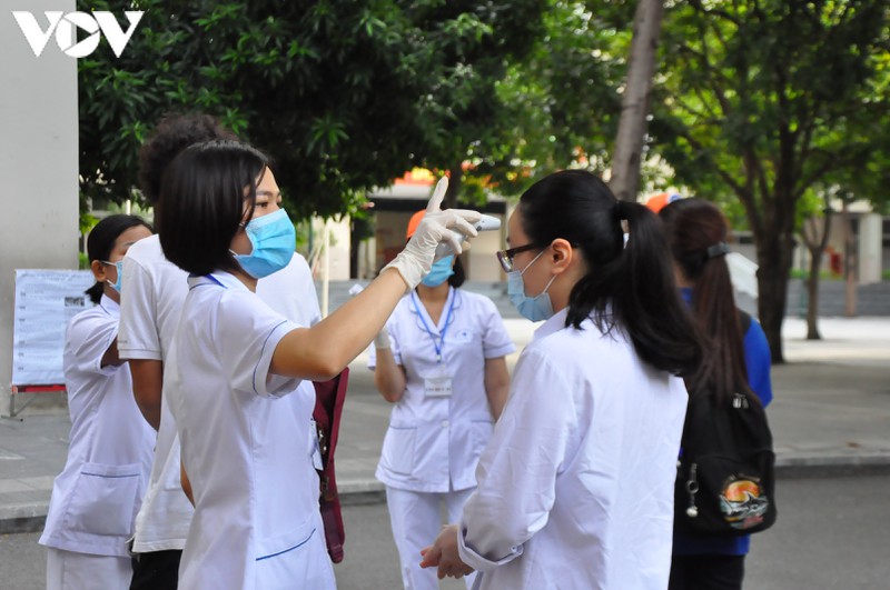 thi sinh ha noi tuan thu deo khau trang trong buoi thi dau tien hinh 7