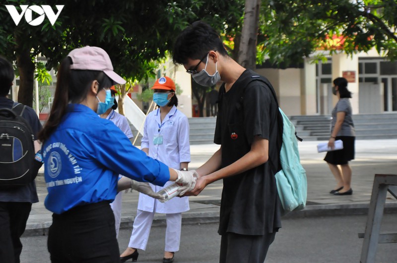 thi sinh ha noi tuan thu deo khau trang trong buoi thi dau tien hinh 6