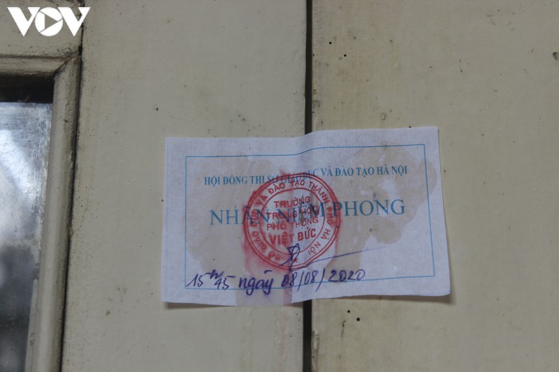 thi sinh ha noi tuan thu deo khau trang trong buoi thi dau tien hinh 10
