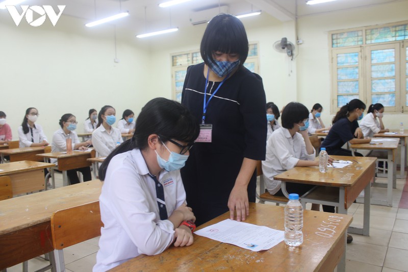 thi sinh ha noi tuan thu deo khau trang trong buoi thi dau tien hinh 11