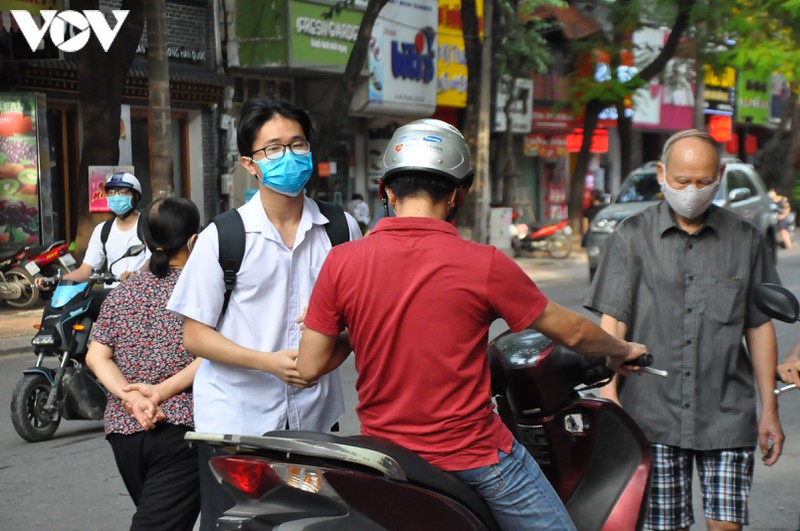 thi sinh ha noi tuan thu deo khau trang trong buoi thi dau tien hinh 1
