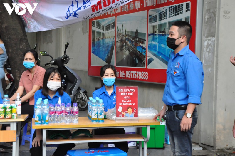 thi sinh ha noi tuan thu deo khau trang trong buoi thi dau tien hinh 15