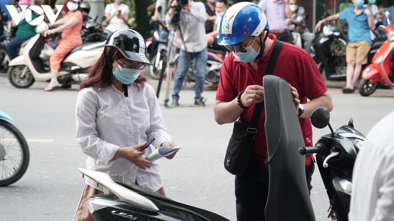 thi sinh ha noi tuan thu deo khau trang trong buoi thi dau tien hinh 3