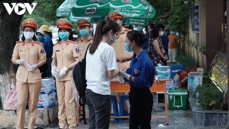 thi sinh ha noi tuan thu deo khau trang trong buoi thi dau tien hinh 17