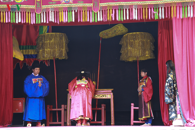 tai hien le ban quat trong cung dinh thoi le trung hung o hoang thanh hinh 5