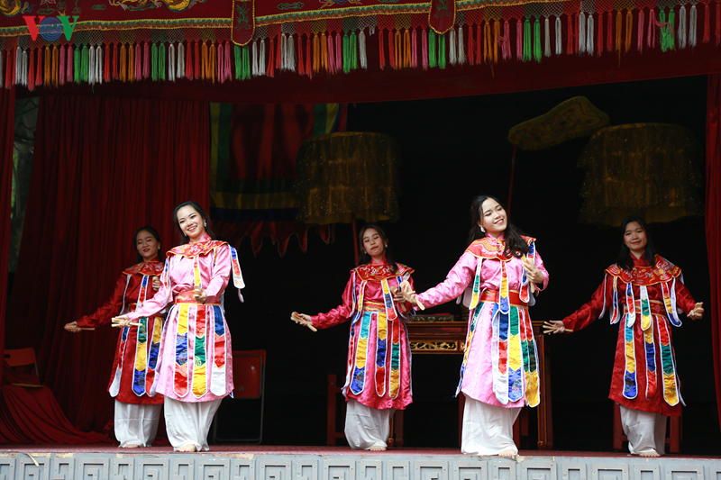 tai hien le ban quat trong cung dinh thoi le trung hung o hoang thanh hinh 7