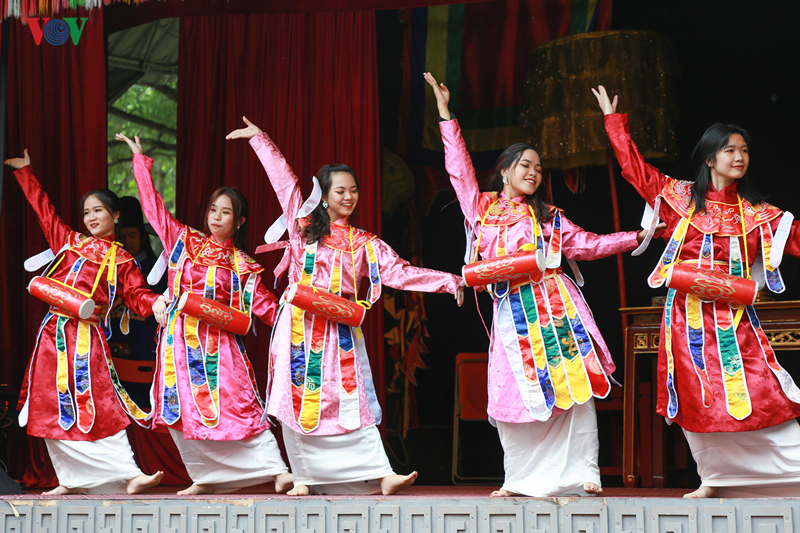 tai hien le ban quat trong cung dinh thoi le trung hung o hoang thanh hinh 8