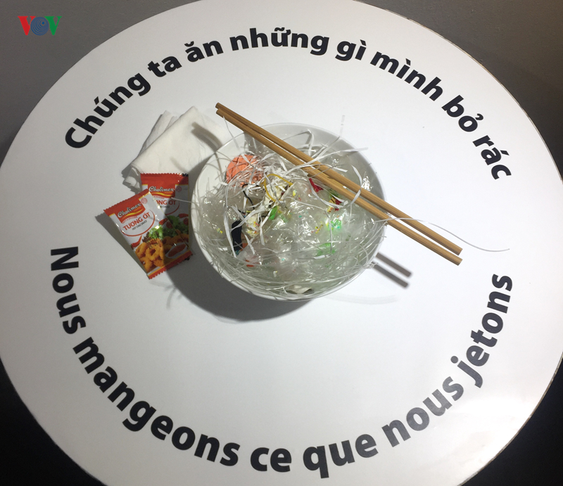 nhung hinh anh an tuong tai trien lam "xa rac it thoi" hinh 10