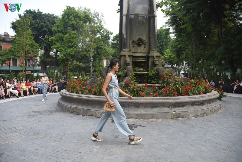 nguoi mau qua kho sai buoc tren san dien tuan le thoi trang viet nam hinh 2