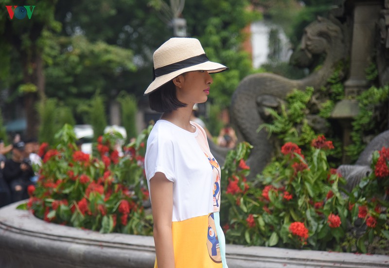 nguoi mau qua kho sai buoc tren san dien tuan le thoi trang viet nam hinh 3