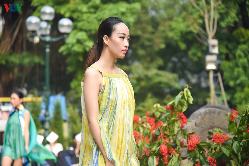 nguoi mau qua kho sai buoc tren san dien tuan le thoi trang viet nam hinh 10