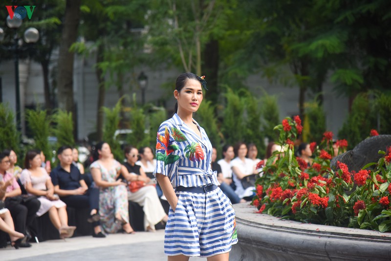 nguoi mau qua kho sai buoc tren san dien tuan le thoi trang viet nam hinh 17