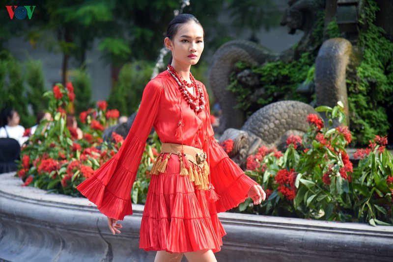 nguoi mau qua kho sai buoc tren san dien tuan le thoi trang viet nam hinh 20
