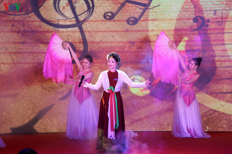 nguoi ha noi duoc dam minh trong dieu mua apsara  hinh 8