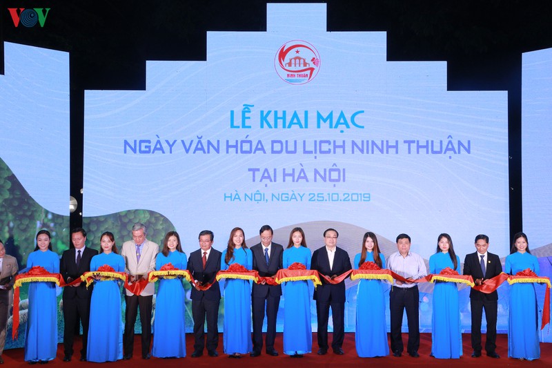 nguoi ha noi duoc dam minh trong dieu mua apsara  hinh 9