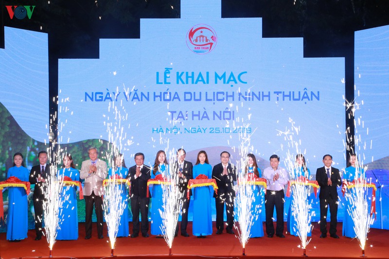 nguoi ha noi duoc dam minh trong dieu mua apsara  hinh 10