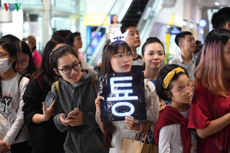 fan nu xep hang trat tu chao don taemin shinee den ha noi  hinh 1