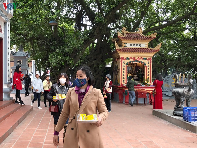 di tich ha noi mo cua tro lai, lac dac nguoi tham quan deo khau trang hinh 17